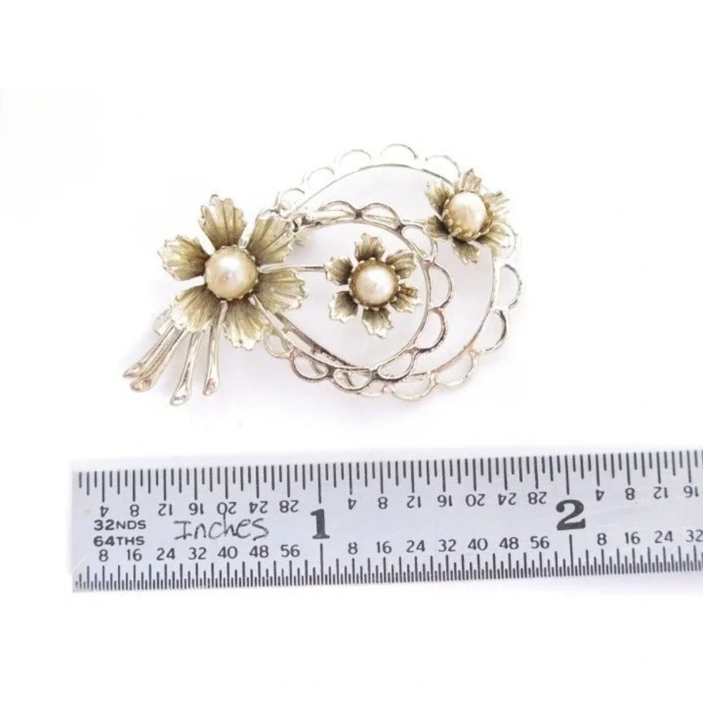 Pretty Vintage‎ Gold Toned Pearl flower Pin